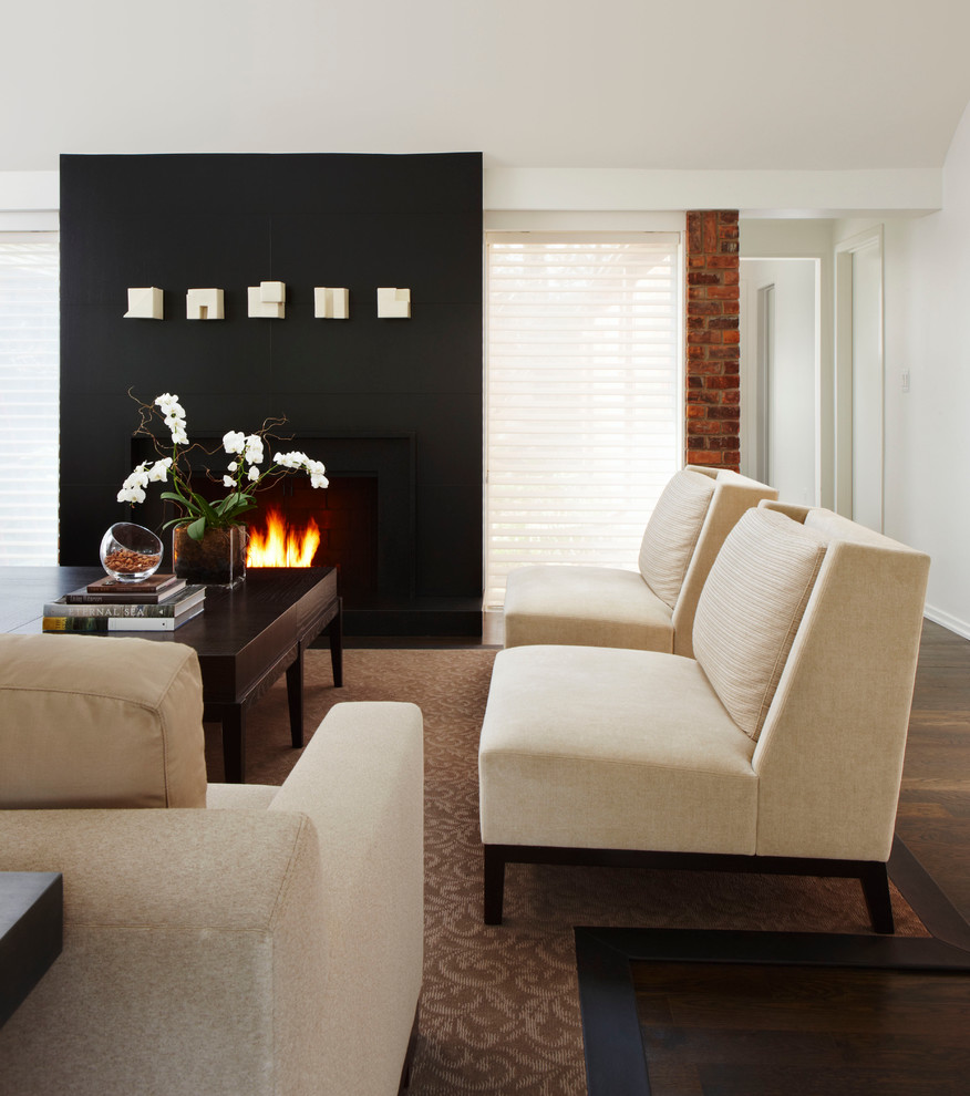 Immagine di un soggiorno design con pareti bianche e parquet scuro