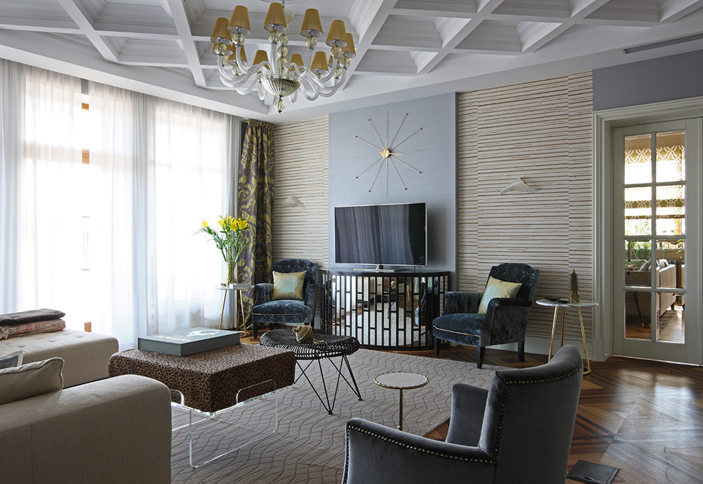 Réalisation d'un salon design avec un mur beige, un sol en bois brun, aucune cheminée et un téléviseur indépendant.