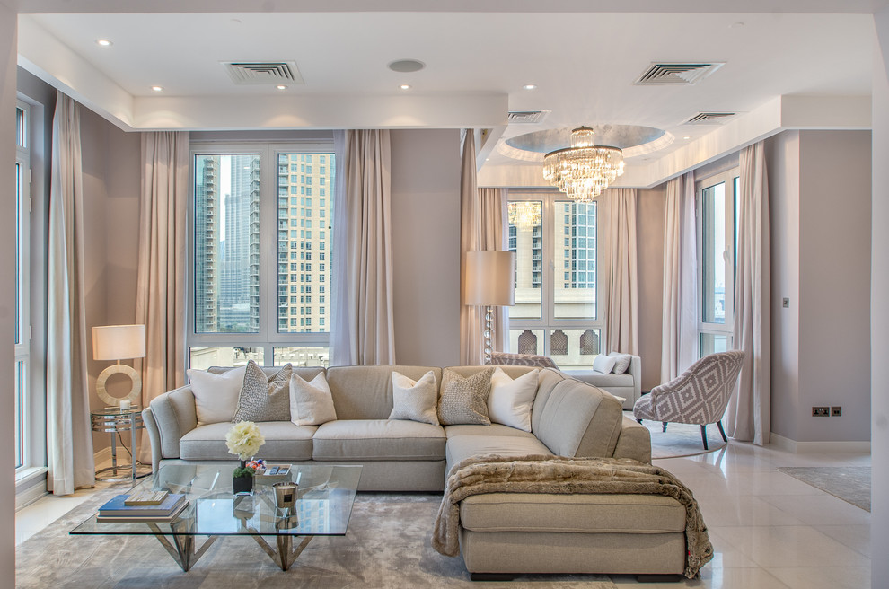 Свежая идея для дизайна: парадная гостиная комната в стиле неоклассика (современная классика) с фиолетовыми стенами и белым полом - отличное фото интерьера