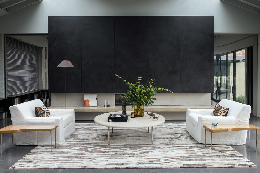 Свежая идея для дизайна: гостиная комната в современном стиле с серыми стенами и горизонтальным камином - отличное фото интерьера