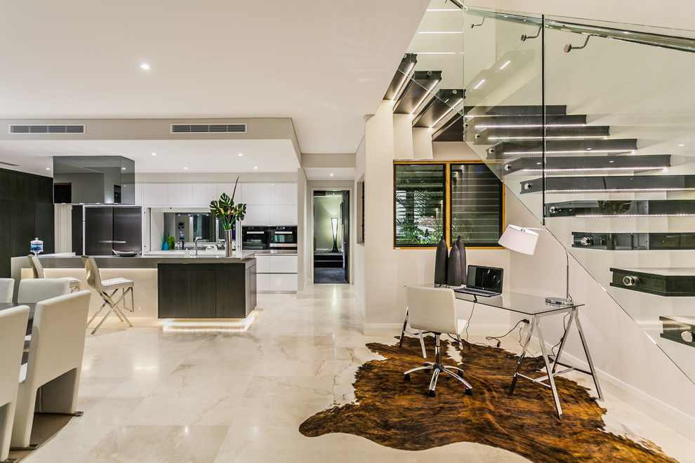 Offenes Modernes Wohnzimmer mit weißer Wandfarbe in Perth