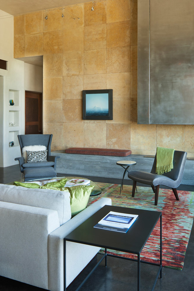 Großes, Repräsentatives, Fernseherloses, Offenes Modernes Wohnzimmer ohne Kamin mit gelber Wandfarbe, Betonboden und grauem Boden in Denver