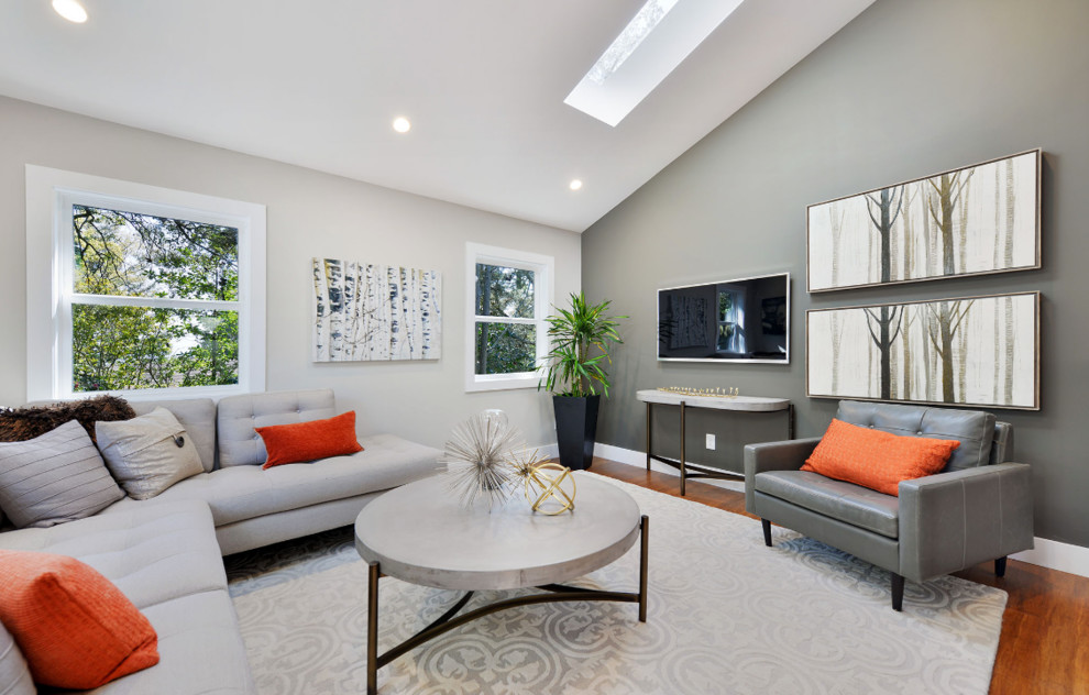 Kleines Modernes Wohnzimmer ohne Kamin, im Loft-Stil mit brauner Wandfarbe, braunem Holzboden, TV-Wand und braunem Boden in San Francisco