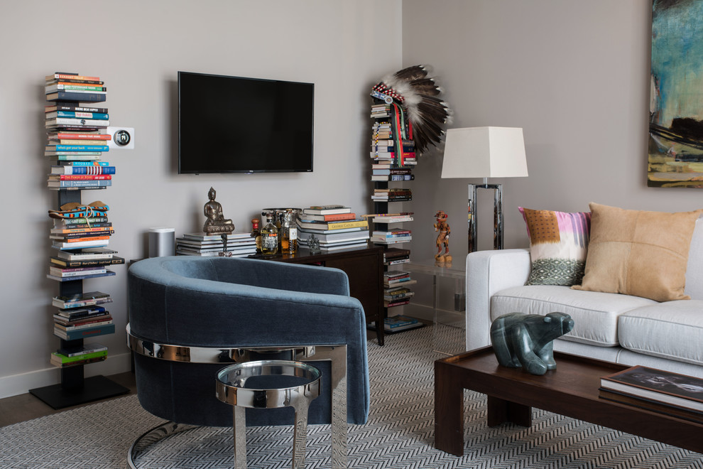 Стильный дизайн: большая парадная, изолированная гостиная комната в современном стиле с бежевыми стенами, телевизором на стене и серым полом без камина - последний тренд