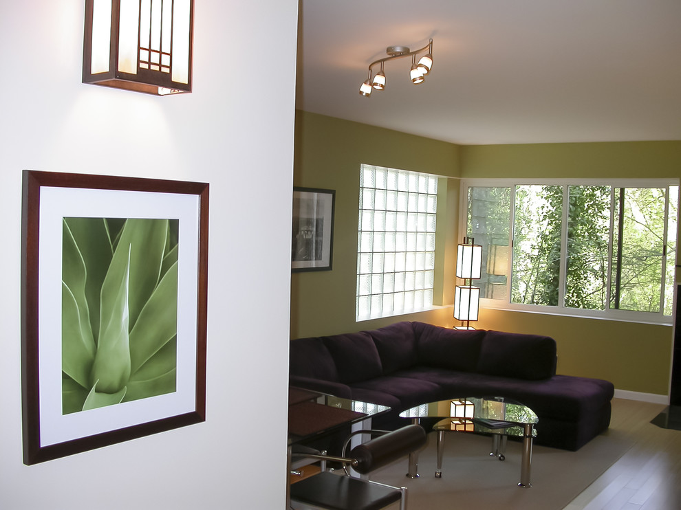 Inspiration för ett mellanstort vintage separat vardagsrum, med ett finrum, gröna väggar, ljust trägolv, en standard öppen spis och en spiselkrans i metall