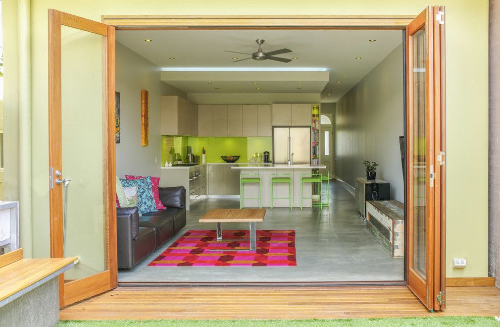 Пример оригинального дизайна: гостиная комната в современном стиле с бетонным полом и серым полом