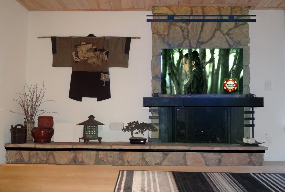 Exempel på ett mellanstort asiatiskt separat vardagsrum, med ett finrum, beige väggar, bambugolv, en standard öppen spis, en spiselkrans i sten, en väggmonterad TV och beiget golv