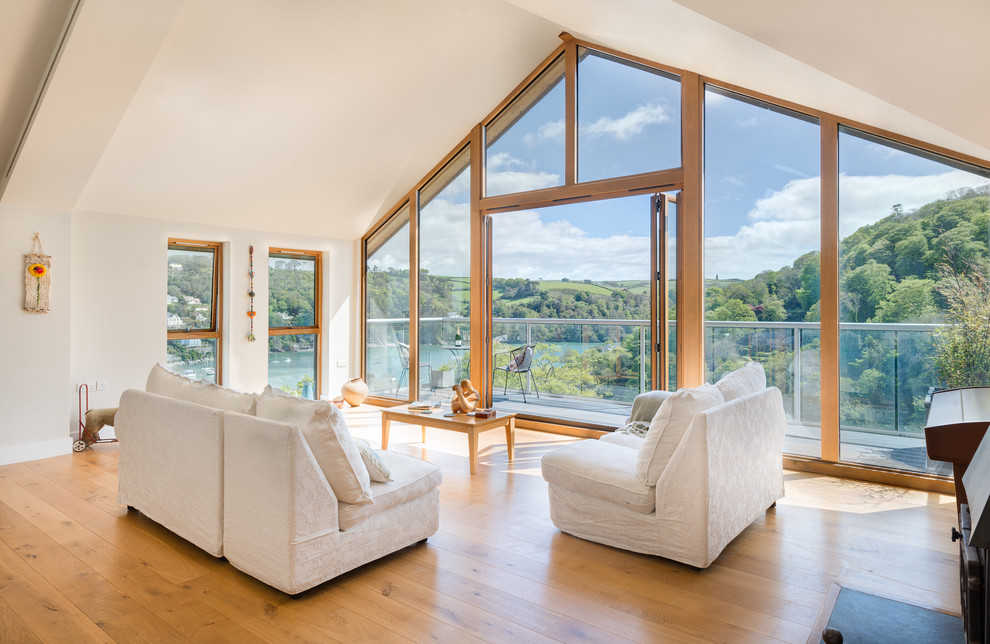 Immagine di un grande soggiorno minimal aperto con pareti bianche e pavimento in legno massello medio