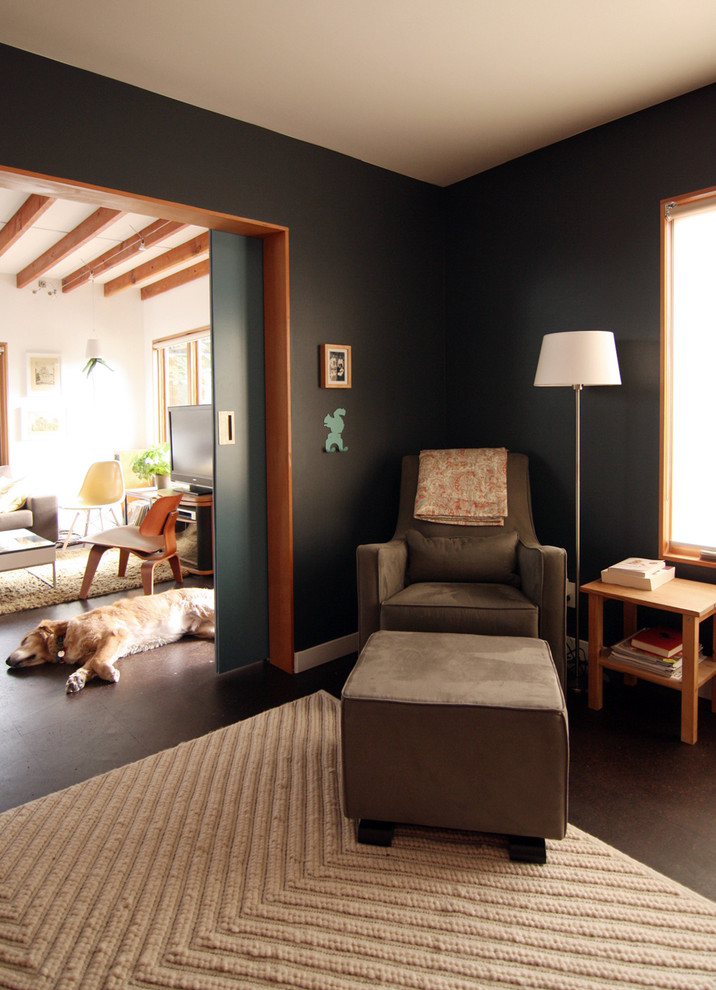 Источник вдохновения для домашнего уюта: гостиная комната в стиле неоклассика (современная классика) с черными стенами и ковром на полу