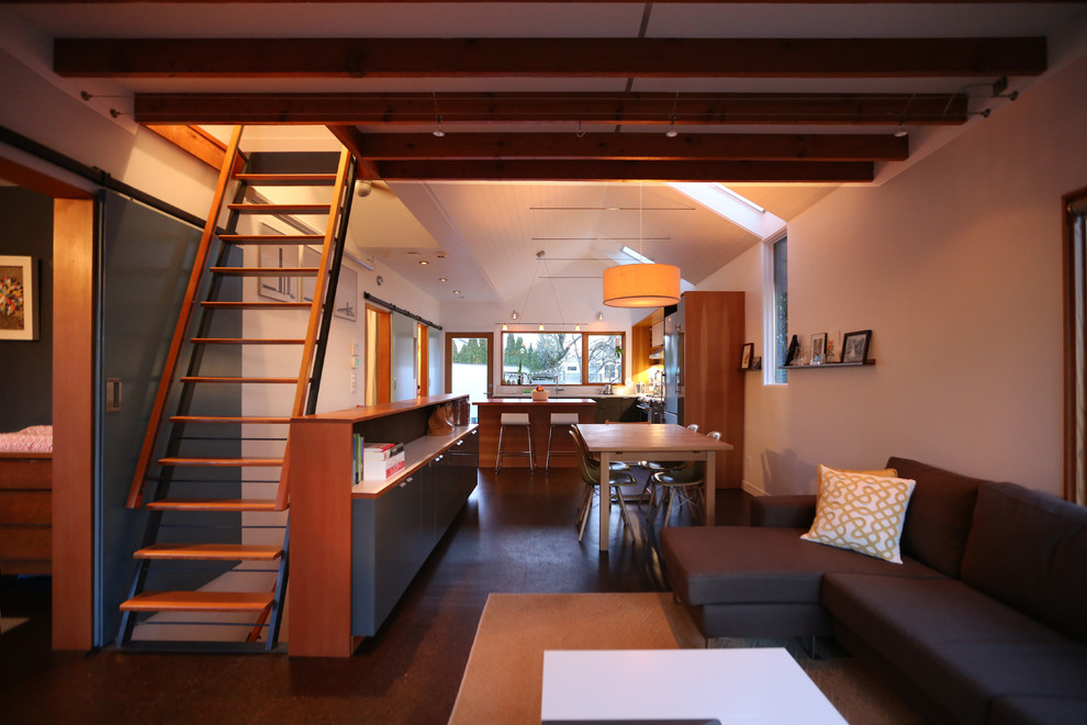Свежая идея для дизайна: маленькая гостиная комната в стиле модернизм с белыми стенами и пробковым полом для на участке и в саду - отличное фото интерьера