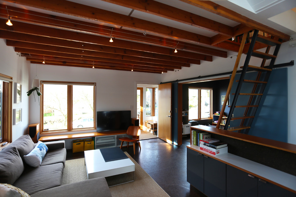 Imagen de salón tipo loft minimalista pequeño con paredes blancas y suelo de corcho