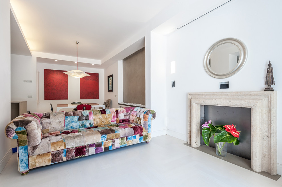 Immagine di un soggiorno minimal con pareti bianche e camino classico
