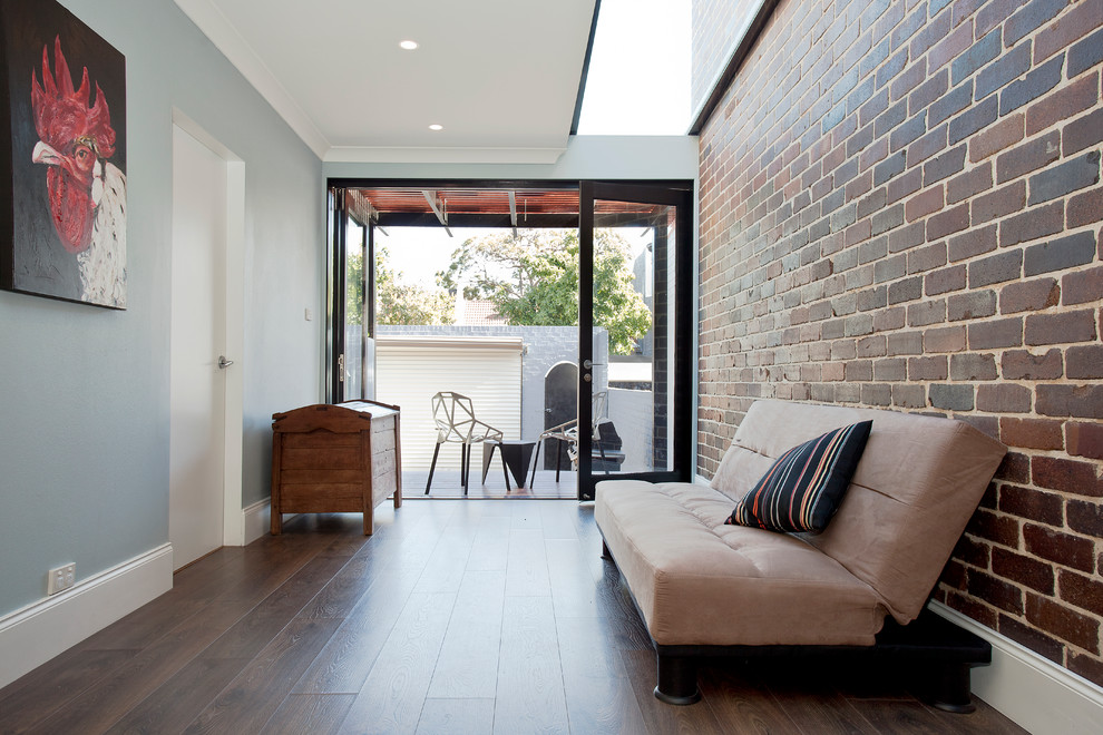 Идея дизайна: маленькая открытая гостиная комната в современном стиле с серыми стенами, паркетным полом среднего тона, отдельно стоящим телевизором и коричневым полом для на участке и в саду
