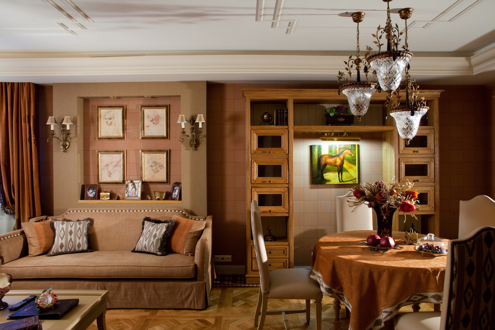 На фото: открытая, парадная, объединенная гостиная комната в классическом стиле с коричневыми стенами, паркетным полом среднего тона и тюлем на окнах