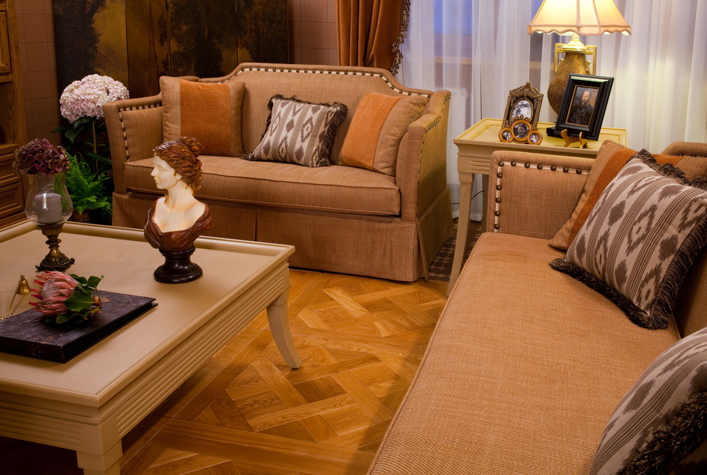 На фото: открытая, парадная гостиная комната в классическом стиле с коричневыми стенами, паркетным полом среднего тона и тюлем на окнах