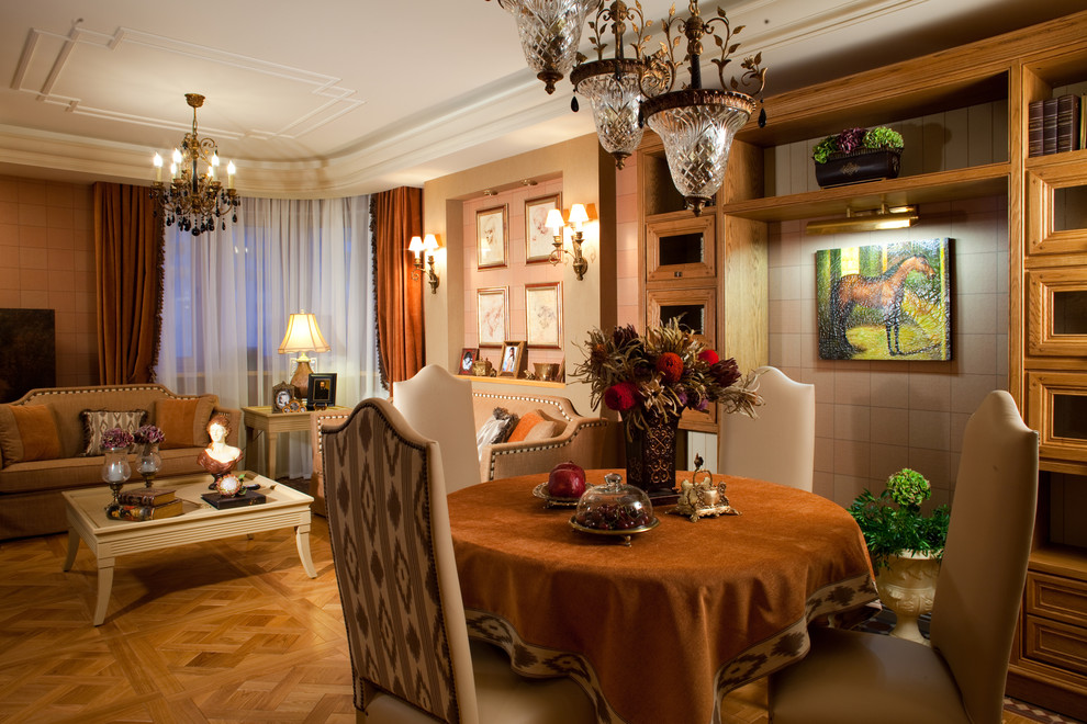 Esempio di un soggiorno tradizionale aperto con pareti marroni, pavimento in legno massello medio e sala formale