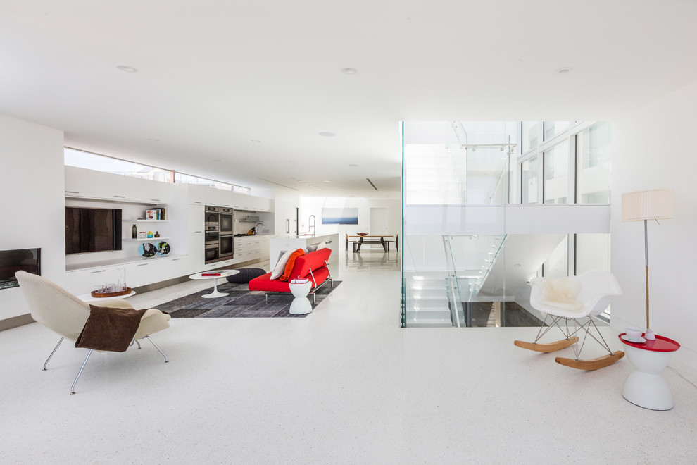 Großes, Repräsentatives, Offenes Modernes Wohnzimmer mit weißer Wandfarbe, Gaskamin und Multimediawand in Los Angeles
