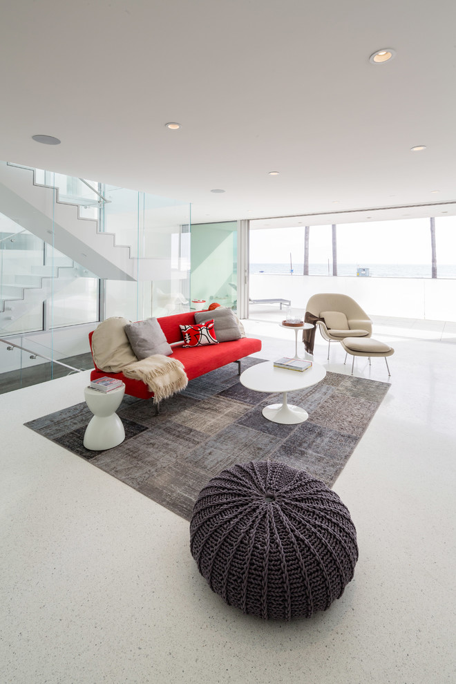 Modelo de salón para visitas abierto minimalista grande con paredes blancas, chimenea lineal y pared multimedia
