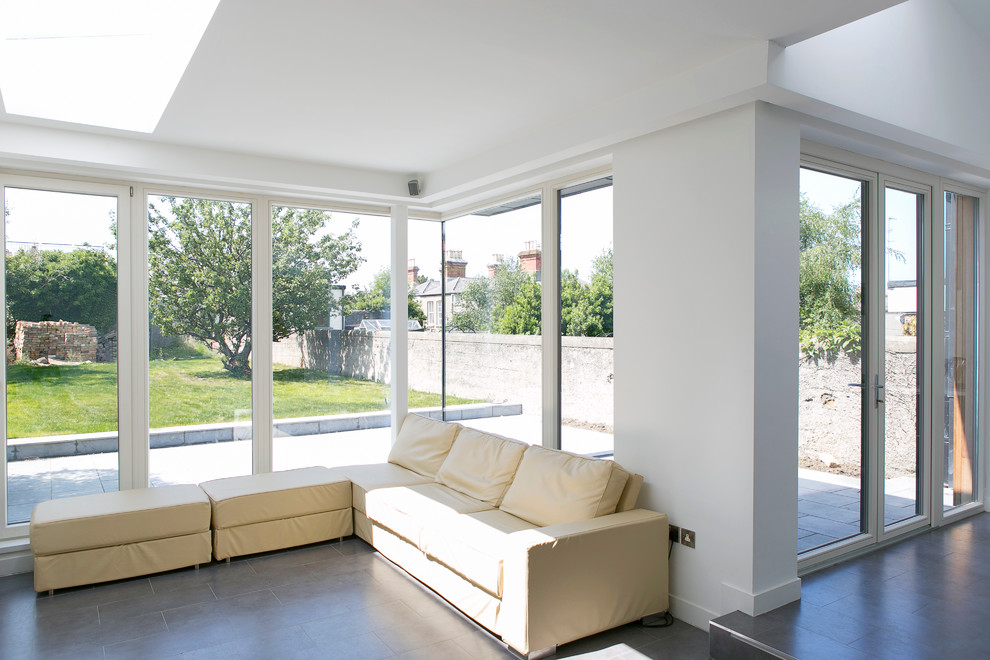 Immagine di un soggiorno minimal aperto con pareti bianche