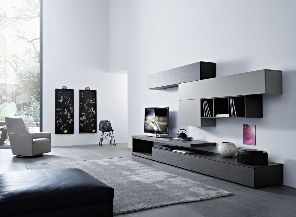 Großes, Offenes Modernes Wohnzimmer ohne Kamin mit grauer Wandfarbe, Betonboden und freistehendem TV in New York