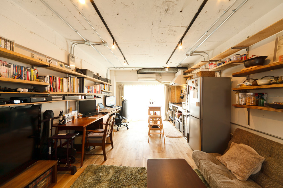 Kleines, Offenes Industrial Wohnzimmer mit weißer Wandfarbe, braunem Holzboden und freistehendem TV in Tokio
