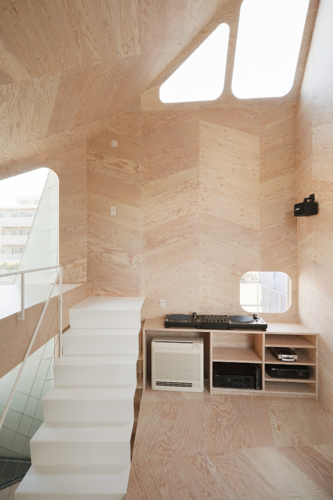 Kleines, Abgetrenntes Industrial Musikzimmer ohne Kamin mit beiger Wandfarbe, Sperrholzboden, TV-Wand und beigem Boden