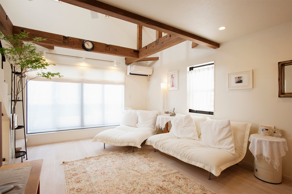 Свежая идея для дизайна: гостиная комната в стиле кантри с белыми стенами и бежевым полом - отличное фото интерьера