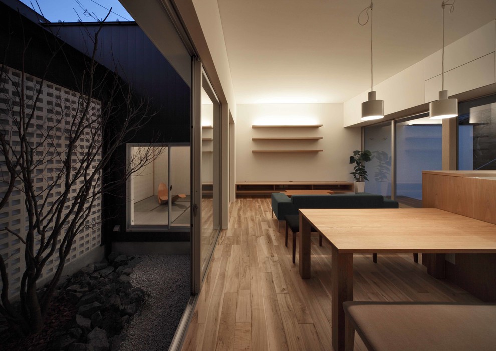 Пример оригинального дизайна: маленькая гостиная комната в стиле модернизм с белыми стенами и светлым паркетным полом для на участке и в саду