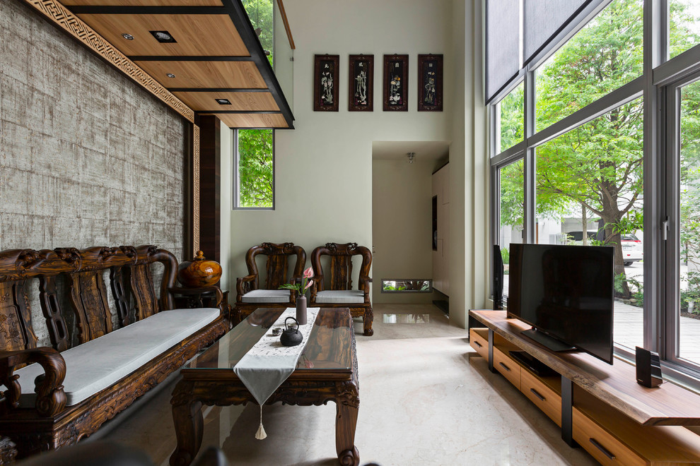 Cette image montre un salon asiatique ouvert avec un mur beige et un téléviseur indépendant.