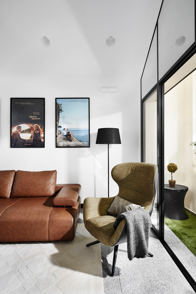 Minimalist living room photo in Singapore