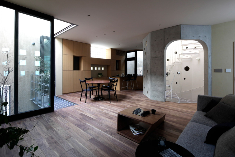 Offenes Modernes Wohnzimmer mit braunem Holzboden und braunem Boden in Yokohama