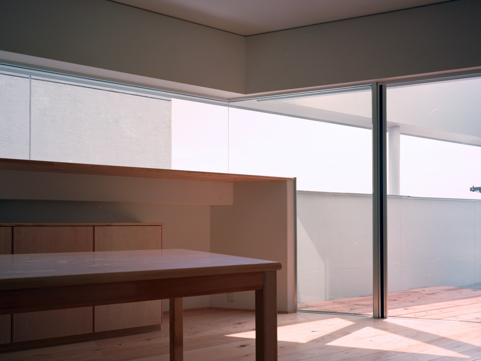 Mittelgroßes, Offenes Modernes Wohnzimmer ohne Kamin mit Hausbar, grauer Wandfarbe, braunem Holzboden, verputzter Kaminumrandung, verstecktem TV und braunem Boden in Tokio