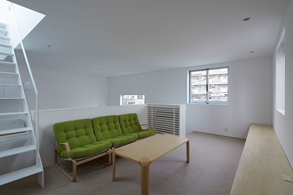Foto de salón con rincón musical tipo loft contemporáneo sin chimenea con paredes blancas, moqueta, televisor independiente y suelo beige