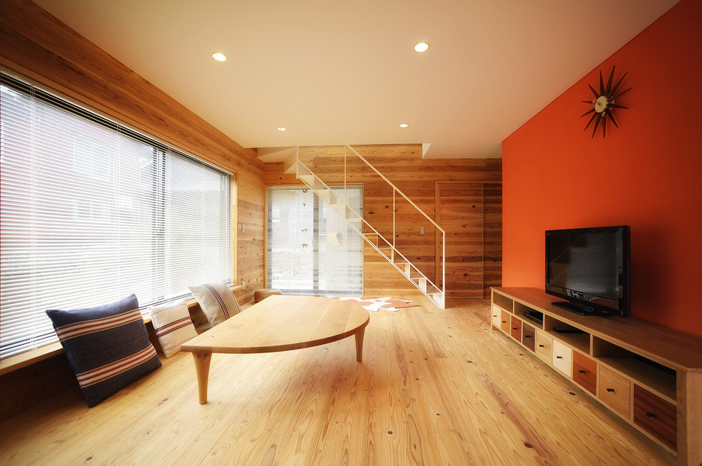 Modelo de salón actual con suelo de madera en tonos medios y televisor independiente