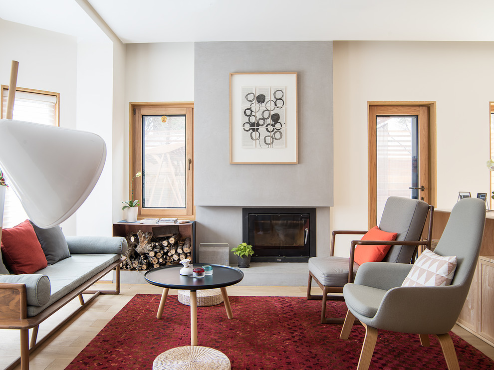 Ispirazione per un soggiorno minimalista con sala formale, pareti bianche, parquet chiaro, camino classico, cornice del camino in metallo e pavimento beige