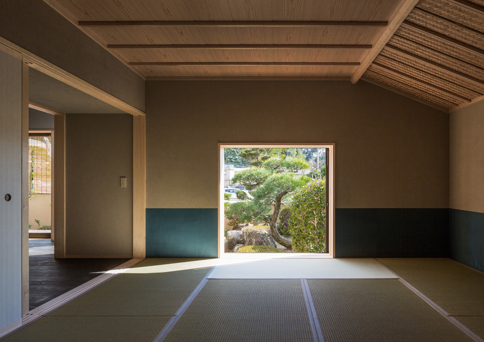Diseño de salón de estilo zen sin televisor con paredes beige y tatami