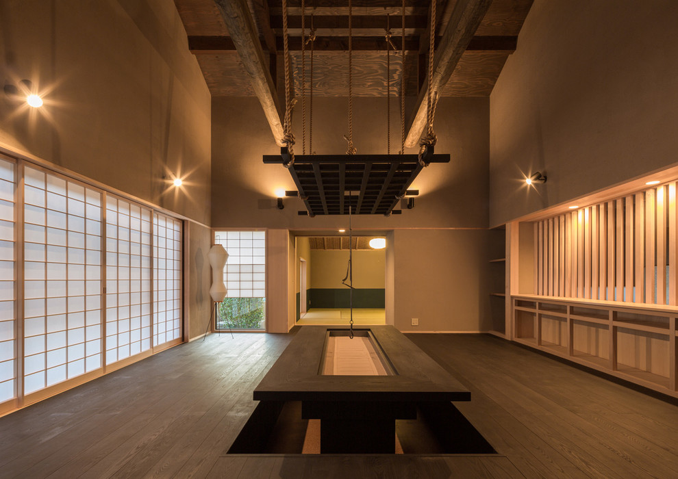 Asiatisches Wohnzimmer mit beiger Wandfarbe in Kyoto