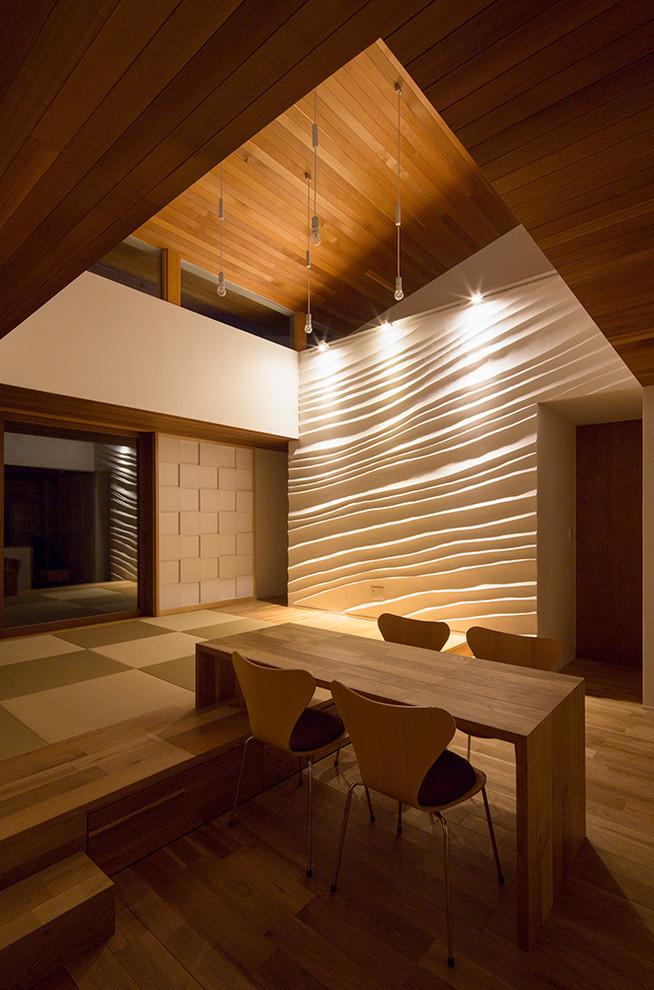 Exemple d'un grand salon ouvert avec une salle de réception, un mur blanc, un sol en bois brun, un téléviseur indépendant, un sol marron et un plafond en bois.