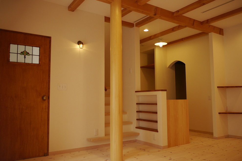 Esempio di un soggiorno scandinavo di medie dimensioni e aperto con sala formale, pareti bianche, pavimento in legno massello medio e pavimento arancione