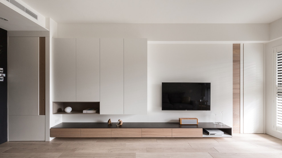 Foto på ett funkis allrum med öppen planlösning, med en hemmabar, vita väggar, mellanmörkt trägolv, en väggmonterad TV och grått golv