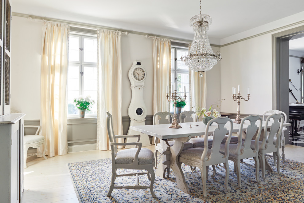 Источник вдохновения для домашнего уюта: большая отдельная столовая в классическом стиле с белыми стенами и светлым паркетным полом