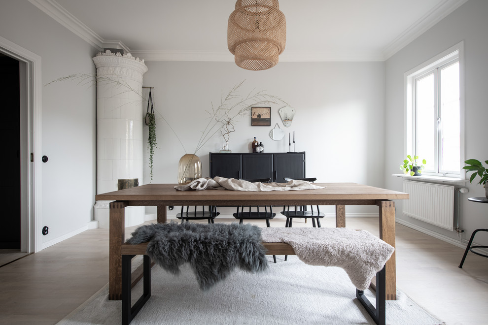 Источник вдохновения для домашнего уюта: столовая в скандинавском стиле с серыми стенами, паркетным полом среднего тона и коричневым полом