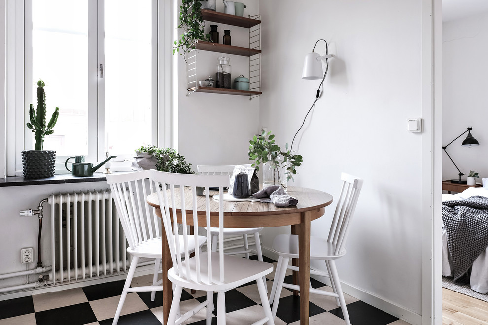 Idéer för ett litet nordiskt kök med matplats, med vita väggar och flerfärgat golv