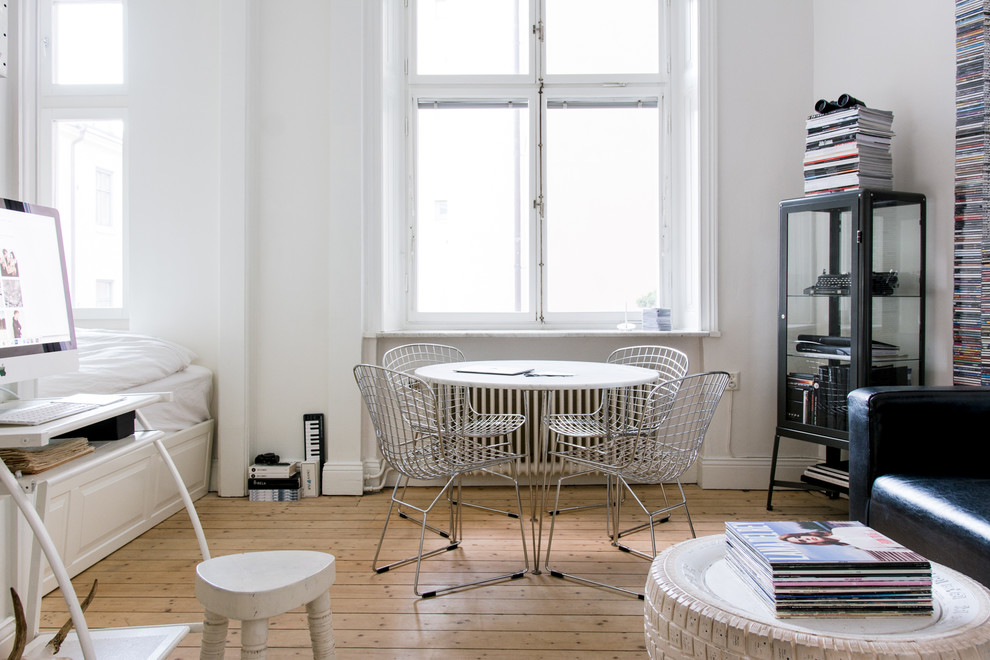 Kleines Modernes Esszimmer mit weißer Wandfarbe, braunem Holzboden und beigem Boden in Stockholm