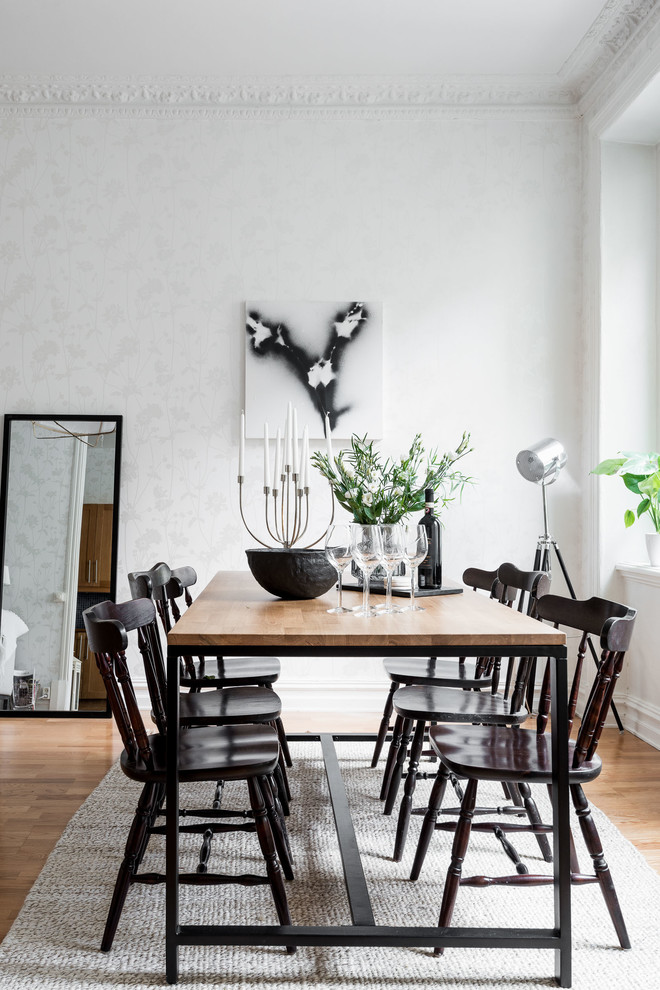 Источник вдохновения для домашнего уюта: кухня-столовая среднего размера в скандинавском стиле с белыми стенами, паркетным полом среднего тона и коричневым полом