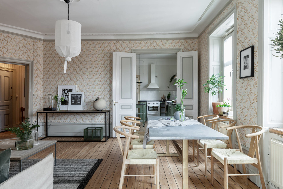 Foto di una sala da pranzo aperta verso il soggiorno nordica di medie dimensioni con pareti multicolore, parquet chiaro e pavimento beige