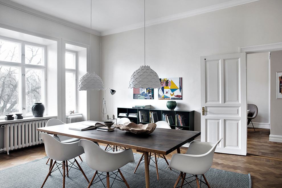 Свежая идея для дизайна: столовая среднего размера в скандинавском стиле с серыми стенами и светлым паркетным полом без камина - отличное фото интерьера