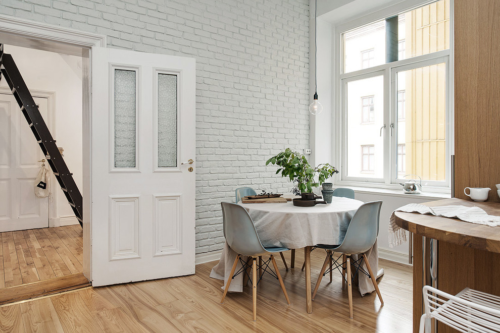 Idéer för att renovera en mellanstor minimalistisk separat matplats, med vita väggar och ljust trägolv