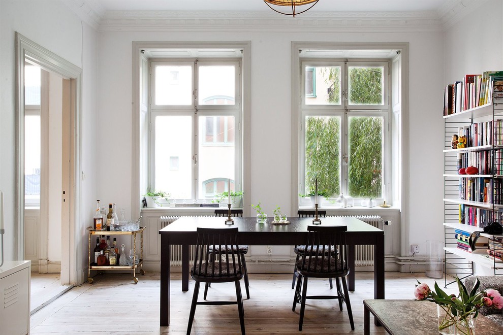 Geschlossenes, Kleines Klassisches Esszimmer ohne Kamin mit weißer Wandfarbe und hellem Holzboden in Stockholm