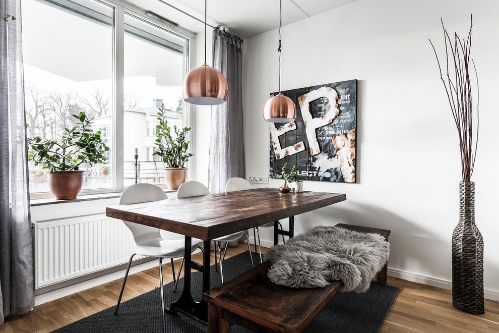 Bild på en mellanstor minimalistisk matplats med öppen planlösning, med ljust trägolv och vita väggar